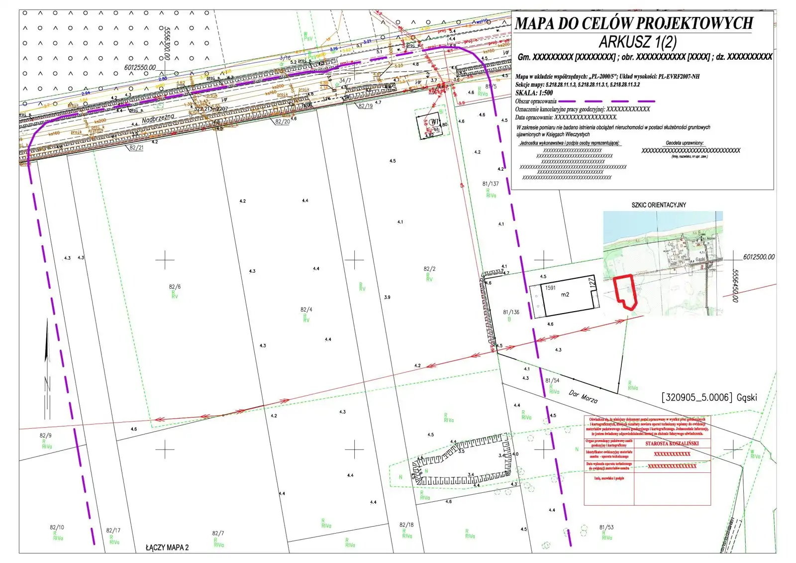 Geodeta wykonujący pomiar terenu odbiornikiem GNSS do mapy do celów projektowych